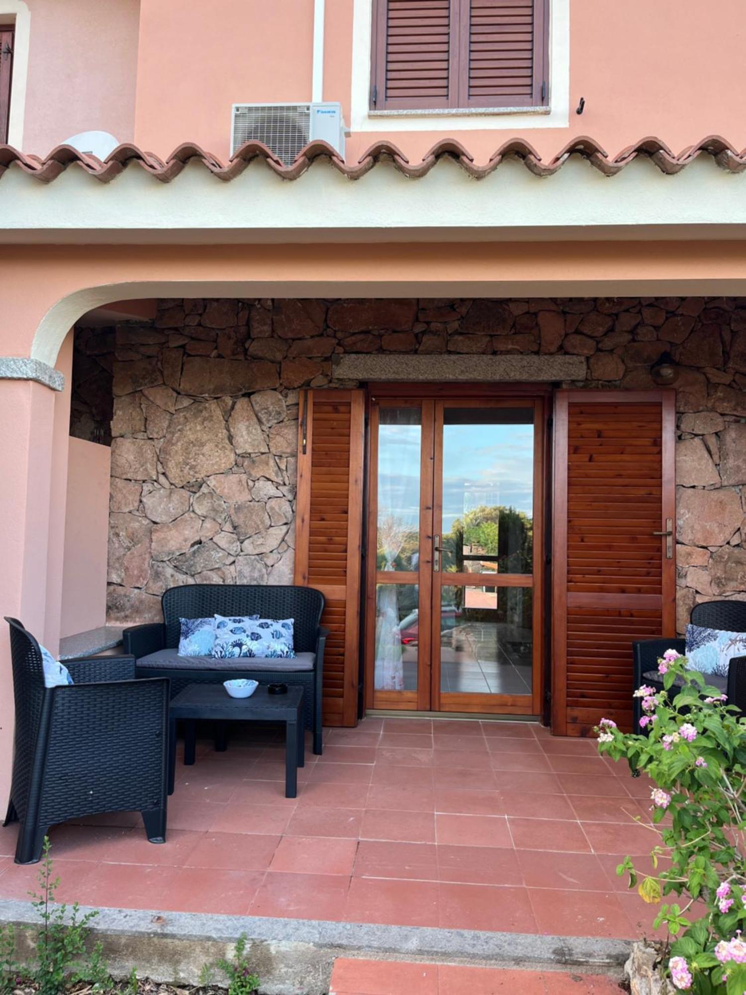 Casa Sviluppata Su Due Piani Con Doppia Veranda E Parcheggio Privato San Teodoro  Εξωτερικό φωτογραφία