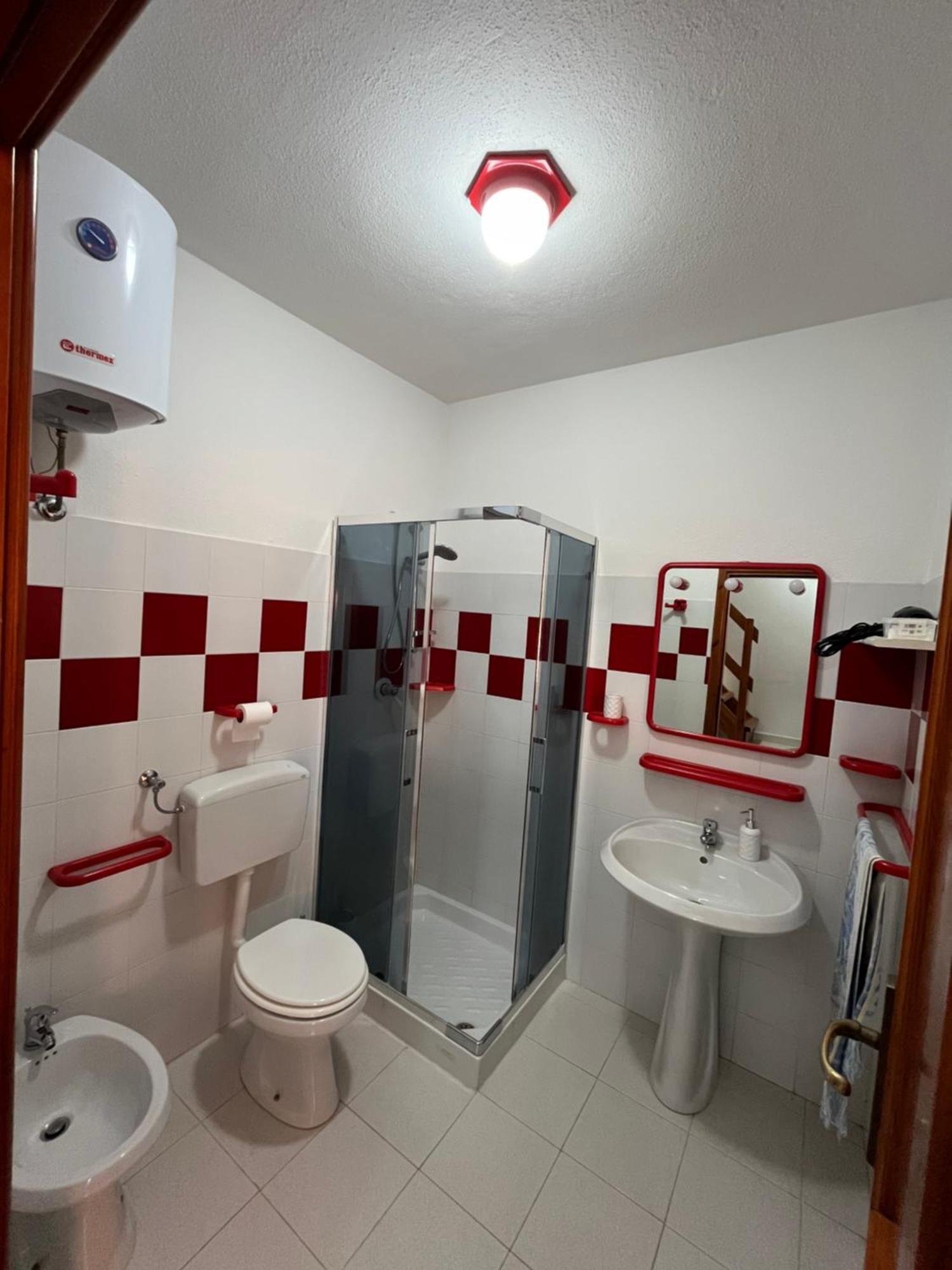 Casa Sviluppata Su Due Piani Con Doppia Veranda E Parcheggio Privato San Teodoro  Εξωτερικό φωτογραφία