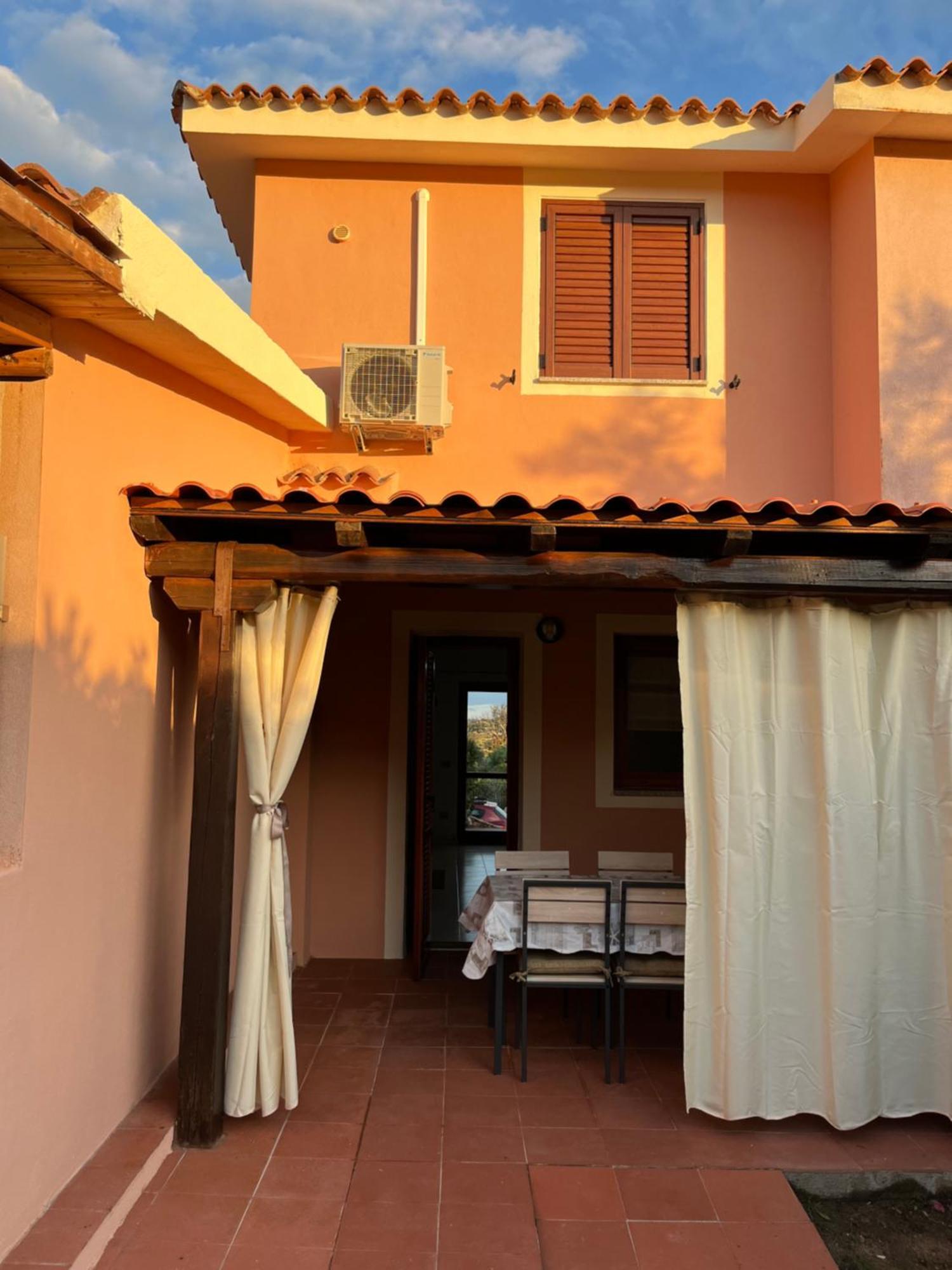 Casa Sviluppata Su Due Piani Con Doppia Veranda E Parcheggio Privato San Teodoro  Εξωτερικό φωτογραφία